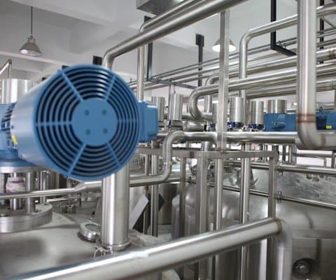 Industrieller Roboterarm in einer automatisierten Fertigungsanlage